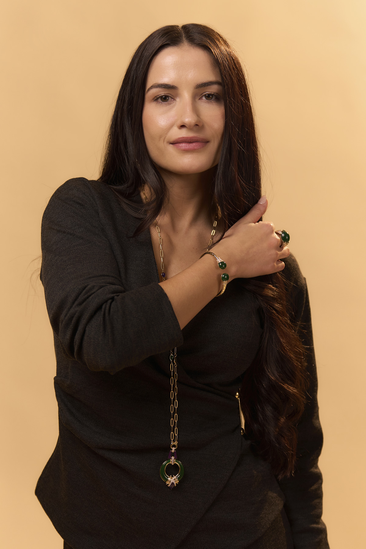 modelo-anillos-pulsera-pendientes-collar-dorado-verde-velvet-lux-malizzia